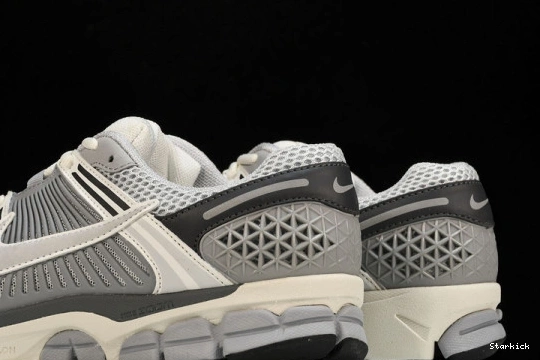 Vomero  BV1358-001 Nike Grey Vast Zoom 5  0804